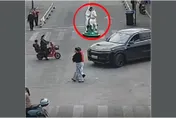 影/太想當「白馬王子」！男子騎白馬玩具車上街被警攔　網友嘲：想去西天取經？