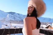 零下29度大秀火辣身材！奧運冠軍何姿雪地裡露小蠻腰　性感馬甲線一覽無遺