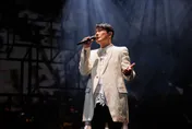 3度攻蛋猛飆金曲！張信哲登場就唱《愛如潮水》　台下現身超多大咖