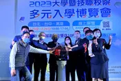 2023大學博覽會高雄開幕 雄中儀隊熱情演出祝賀學子迎向美好