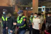 高雄小吃店驚爆全武行！警帶回鬧事酒客　竟意外逮捕通緝犯