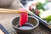 他愛吃生魚片腹痛多天　就醫一照驚見大腸「多條白蟲」蠕動！
