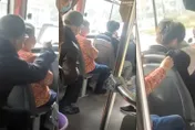 影/不讓座=日本人？老翁公車上罵哭男學生　乘客仗義：讓是情分、不讓是本分