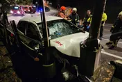 快訊/iRent慘遭嫩男駕駛「爆頭」　猛撞電桿車頭凹成深V字型　1重傷4輕傷