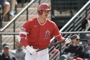 影/大谷翔平首次面對投球時鐘！　首打席夯到全壘打牆上