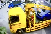 有夠瞎！賓士、福斯車主各自撞車沒錢修　車廠老闆出這餿主意下場曝