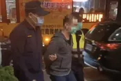 騎車3貼沒戴安全帽遭警攔查　他把包包丟屋內卻掉出一把槍