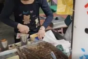 影/蔥油餅闆娘收錢掉地不認帳！民眾遭坑錢　手法曝光網怒疑慣犯