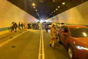 快訊/收假回堵5公里！國3北向中和隧道驚傳3車追撞　貨車側翻90度