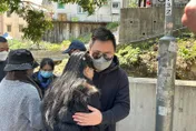 香港名媛分屍案/蔡天鳳親友回案發現場祭拜　蔡媽媽難忍悲痛哭倒女婿懷中