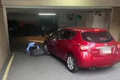 快訊/蘆洲嚴重車禍！老人路倒社區停車場入口　遭她「視覺死角」開車輾過