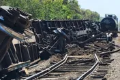 影/美國佛州傳火車出軌事故！5列車廂翻覆鐵軌旁...3萬加侖丙烷險外洩