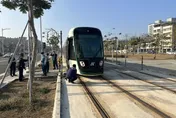 快訊/高雄輕軌又出事！老翁撞上「腳踏車捲車底」　司機現身說法：有鳴喇叭