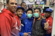 WBC經典賽/旅日洋投超暖心！古巴隊友買球具「我買單」　手拿信用卡站櫃台猛刷