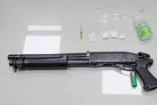 竟是毒鴛鴦！桃園警跨轄逮強盜通緝犯與女友　搜出改造霰彈槍及毒品
