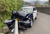 快訊/新北警開巡邏車撞斷電線桿　車頭全毀安全氣囊炸開眼睛爆血送醫