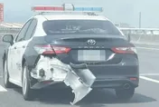 影/剛追完槍擊要犯？警車國道行駛竟「屁屁脫落」亂飄　強風吹襲險變飛鏢