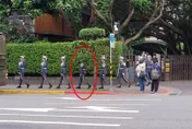 大白天鬧靈異事件！儀隊弟兄「頭不見」上萬網放大猛找：到底在哪…