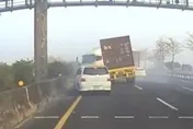 影/絕命終結站上演！貨櫃車「失控甩尾」護欄遭殃　轎車擦撞死裡逃生