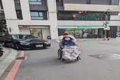 汽車違停人行道無法檢舉　網紅怒批這名立委「違停之父」