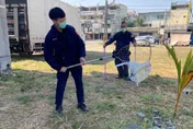 影/搖著屁股走路真「鴨霸」！無視阻礙車輛交通　高雄網警現場全抓走