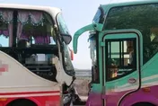 快訊/新店某私立高職接駁車對撞！學生嚇壞司機輕傷送醫