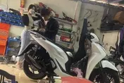 機車行驚見「無罩正妹」！老闆修3小時還沒好　網笑：要修車頭燈