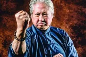 野生洪金寶「坐輪椅」被攙扶！71歲獲「終身成就獎」….真實現況曝光