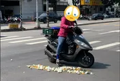 蛋蛋的哀傷！機車騎士載蛋成「在地美食」　網友不忍心：從富翁變乞丐