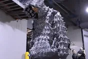 這衣Q太難懂！「黑色氣囊裝」後最新力作…庫茲馬「鋼絲球裝」又驚呆全網