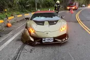 撞1輛少1輛！2千萬藍寶堅尼北宜「撞護欄、彈山壁」　車頭撞爆損失慘重