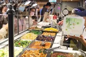明明吃飽了卻感到「嘴饞」？營養師揭「假性飢餓」吃飯做1事中招