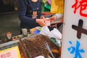 影/蔥油餅「彈鈔事件」完整影片曝光　當事人：意外拍到