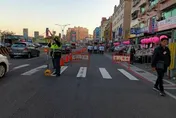 議員父告別式藍綠白大咖到場捻香！　淡水交通堵塞引民怨警道歉