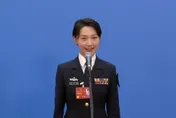 大陸兩會/「請保持距離」！曾英語喊話外軍艦機　遼寧艦美女少校亮相代表通道