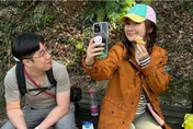 抓到了！Selina神秘男友「無罩真面目」曝光...兇手竟是雙親　粉絲大讚：任媽超大方