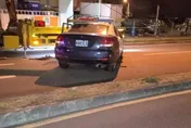 屁孩飆車跑給警察追　中途自摔遭警車輾過　真相影片曝光家屬怒氣秒熄
