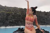 蔡依林冰島脫了！泡溫泉高衩泳裝照曝光　「胸前神秘黑點」有玄機