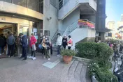 影/農會搶蛋！內湖民眾「排2小時買蛋」 　下午第2波開賣「號碼牌秒發完」