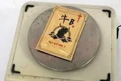 影/想嫁禍給運將？男子攜毒搭小黃遇路檢　竟將「牛B」毒咖啡包踹到椅子下