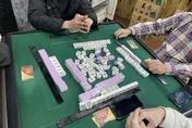 影/再集8點就可換錢？淡水警方破獲「點數卡」賭場　帶回32人查扣250萬「這東西」