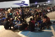 影/343人擠一輛貨車！墨西哥東南部查獲大批非法移民遭丟包　司機烙跑不見人影