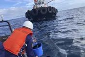影/油輪菲律賓外海沉沒80萬公升燃油外洩　嚴重汙染致沿海60村莊居民痙攣嘔吐