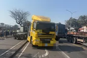 快訊/高雄小港「5車撞成團」！　駕駛遭2大車夾擊慘淪夾心餅乾