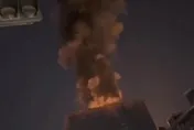 影/火舌衝天！台中高樓層建案頂樓竄出「濃煙柱」　蔓延2樓層2小時撲滅
