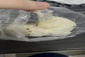 影/平生吃到最可怕！網友大口一咬肉包　驚現14公分「透明條狀物」