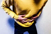 8旬嬤腹痛「隨便吃胃藥」痛到送急診！醫驚：胃酸、膽汁都漏到腹腔