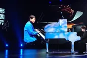 影/好勵志！北京清大打掃阿姨靠「走音鋼琴」　自學成才登台演出