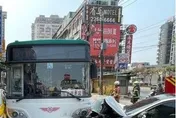 影/BMW屁孩闖紅燈撞毀公車又漏油　後方騎士慘犁田