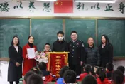 影/拾「金」不昧！小學生撿市值71萬金飾還失主　各方送「大禮包」年領2.7萬獎金至高中畢業